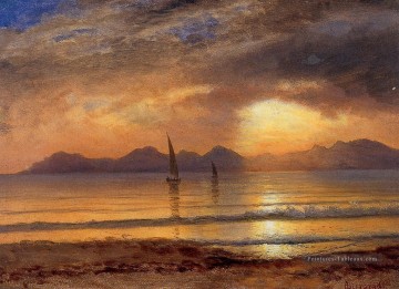  coucher Tableaux - Coucher de soleil sur un lac de montagne Albert Bierstadt